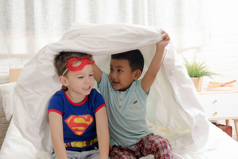 kids-playing-in-bed-with-bedsheet